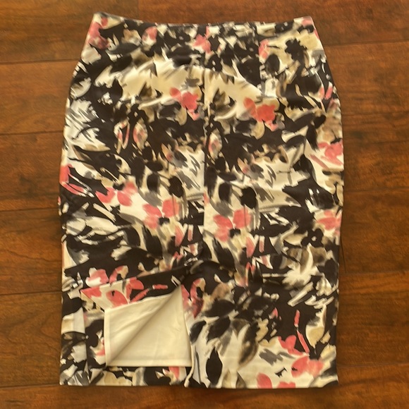 RW & Co. Floral pencil skirt. Size 2. - Picture 2 of 4